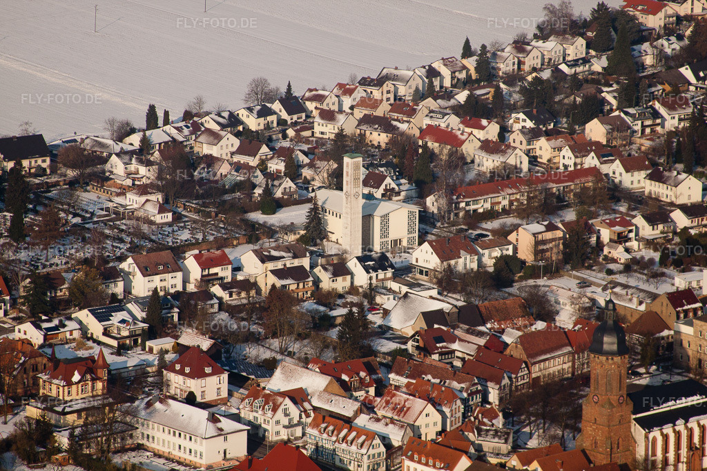 Luftbild: St. Pius-Kirche im Winter bei Schnee in Kandel im Bundesland Rheinland-Pfalz in Deutschland. Foto: IMG_24386.jpg vom 16.02.2010 durch Werner Riehm/FLY-FOTO.de