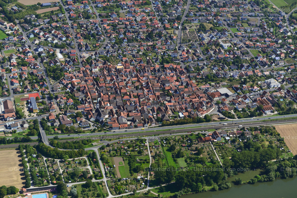 3650071 | THüNGERSHEIM 31.08.2016 Altstadtbereich und Innenstadtzentrum  in Thüngersheim im Bundesland Bayern, Deutschland // Old Town area and city center  in Thüngersheim in the state Bavaria, Germany Foto: Gerhard Launer