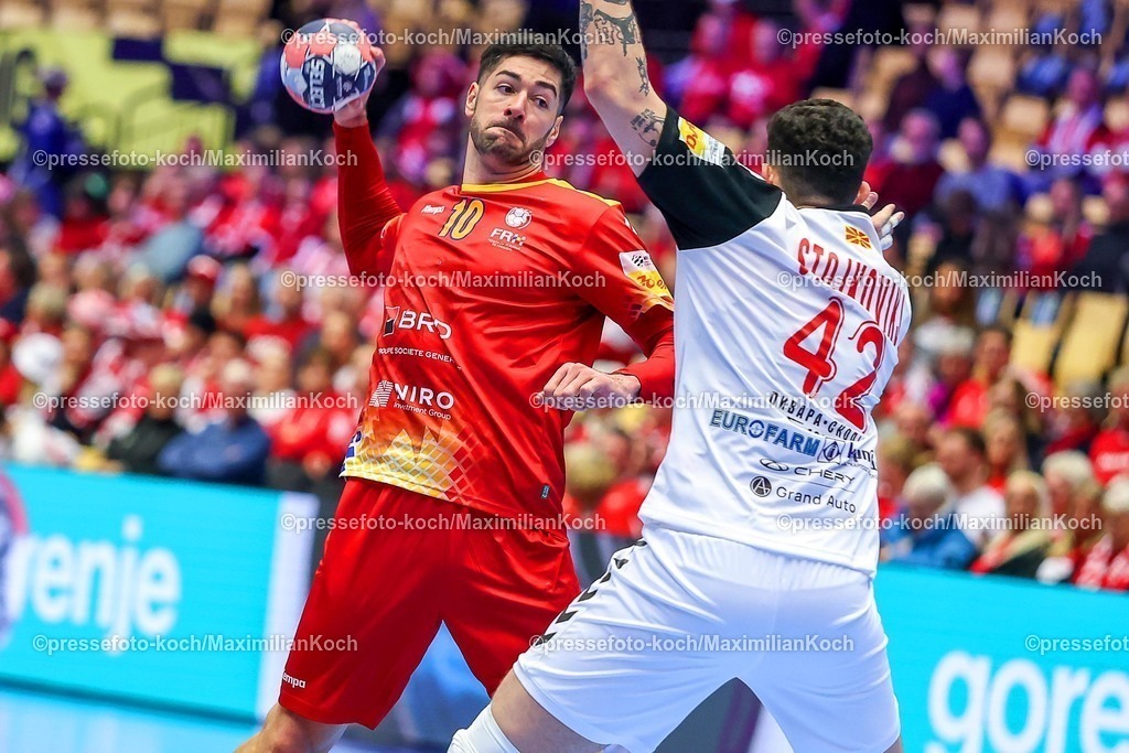 EHF20012601039 | 20.01.2026, Handball, Men's EHF EURO 2026, Nordmazedonien - Rumänien, Jyske Bank Boxen in Herning, Dänemark, Preliminary Round:   Stefan Gabriel Cumpanici (Romania #10) im Zweikampf gegen   Marko Stojkovikj (North Macedonia #42)