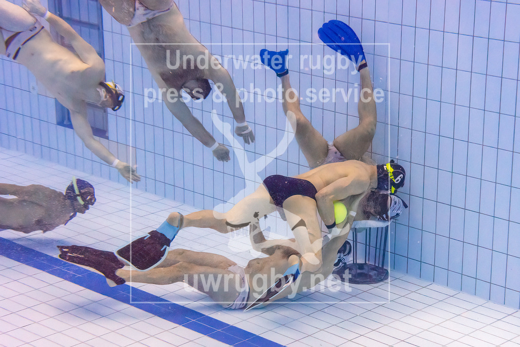 Unterwasser-Rugby 5. Spieltag 1. Bundesliga Süd (Saison 2023/24) | Das Spitzenspiel der 1. Bundesliga Süd zwischen dem TSV Malsch (weiß) und dem Tauchclub Bamberg (blau) setzte den Höhepunkt des Spieltages. Das Duell entschied über den 1. Platz in der Liga und den Titel des Süddeutschen Meisters. Nachdem Bamberg in der Hinrunde gegen Malsch gewonnen hatte, triumphierte dieses Mal Malsch mit einem knappen 1:0-Sieg. Hannes Treiber versucht den Malscher Torwart vom Tor zu heben, doch die Schulter des Torwarts im Tor verhinter diese Bamberer Torchance. - Realisiert mit Pictrs.com
