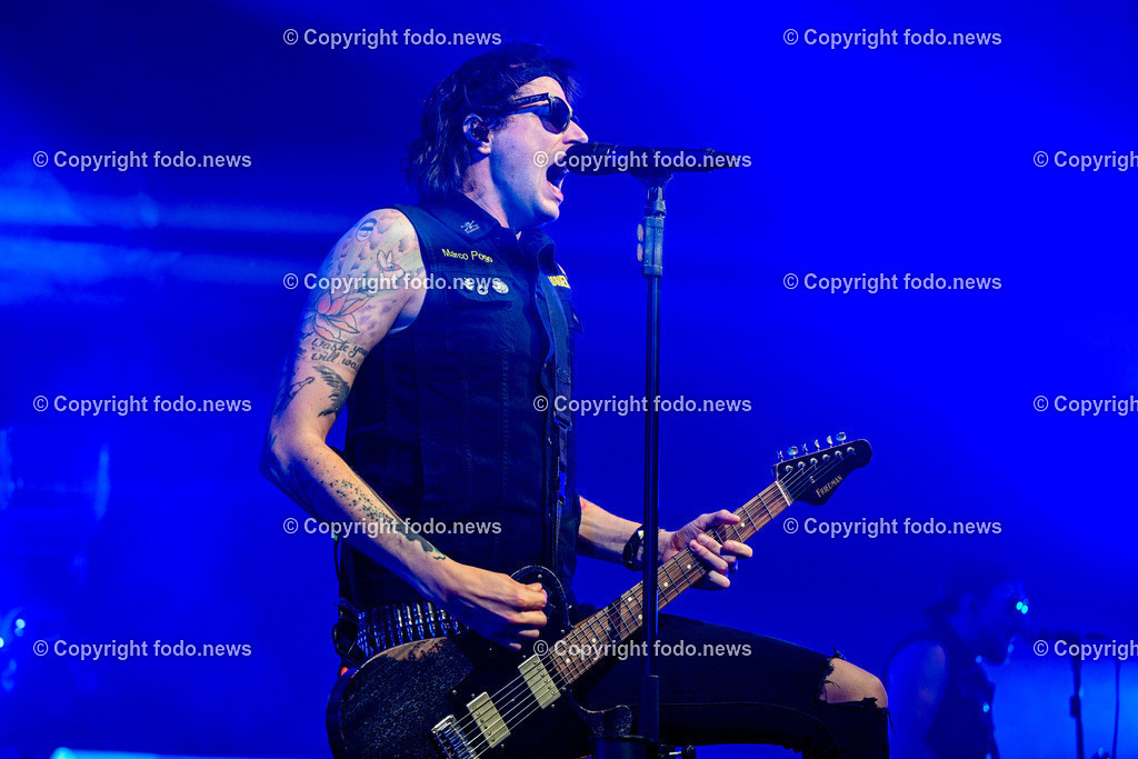 Posthof_ Turbobier_ Konzert_ 15.03.2024-41 | 15.03.2024, Linz, AUT, Posthof, Konzert Turbobier, im Bild Marco Pogo alias Dominik Wlazny (Saenger, Konzepter und Songwriter,  Gitarrist der oesterreichischen Punk-Rock-Band Turbobier, weiters Politiker der Bierpartei, Bezirksrat in Wien Simmering, Praesidentschaftskandidat, Arzt, Mediziner)