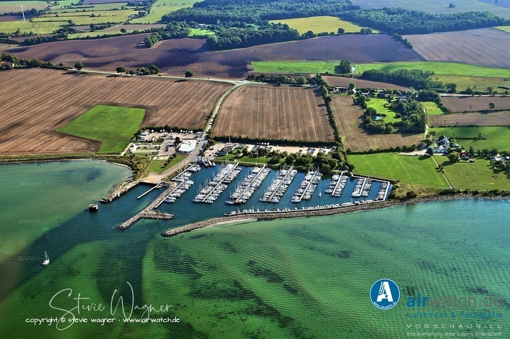 Luftbild Gelting Mole - Marina für Sportboote | Nach der Schließung übernahm der Yachtclub Gelting die Anlage und entwickelte daraus einen modernen Sporthafen, der heute als Marina für Sportboote dient. Der Hafen wurde bereits 1979 westlich des alten Fähranlegers eröffnet und hat sich seither zu einem beliebten Ziel im Segelrevier der Geltinger Bucht entwickelt.