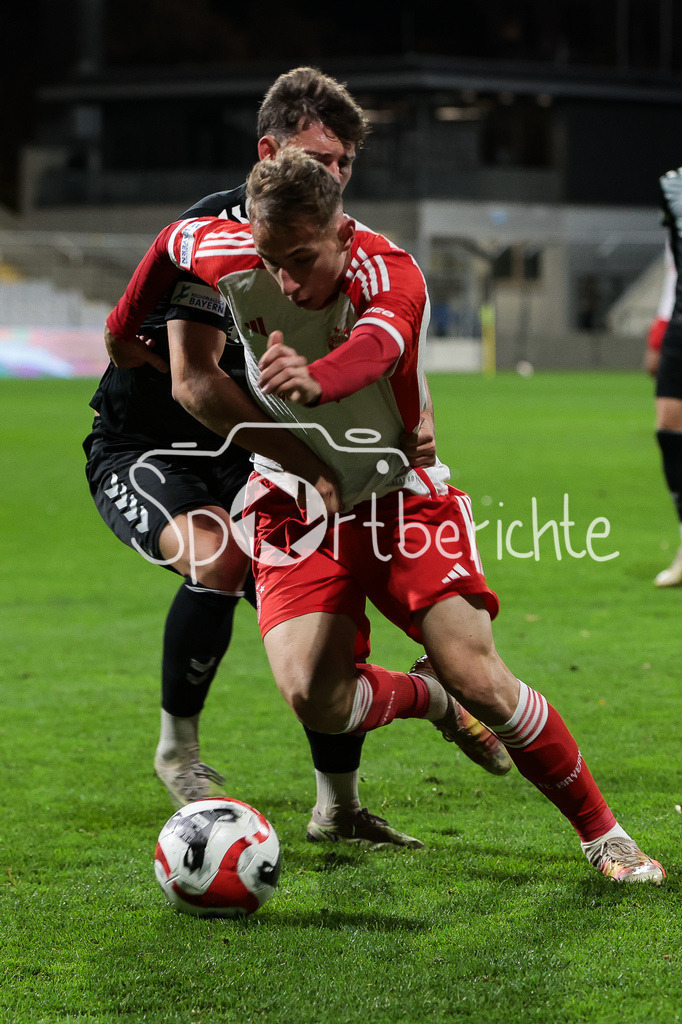 FC Bayern Amateure - SV Wacker Burghausen | Lovro ZVONAREK (FCB #8) im Duell mit Dennis SCHMUTZ (Wacker #7) / Zweikampf