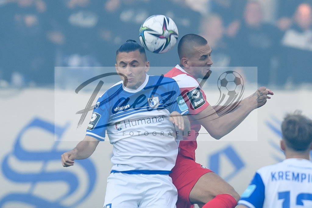 FCMFCK20210904_003 | Fussball, Herren: Barıs Atik (1. FC Magdeburg) und Rene Klingenburg (1. FC Kaiserslautern) im Zweikampf beim Spiel der 3. Liga zwischen 1. FC Magdeburg und 1. FC Kaiserslautern in der MDCC-Arena am 04.09.2021 in Magdeburg, Deutschland.DFB / DFL REGULATIONS PROHIBIT ANY USE OF PHOTOGRAPHS AS IMAGE SEQUENCES AND/OR QUASI-VIDEO. - Realisiert mit Pictrs.com