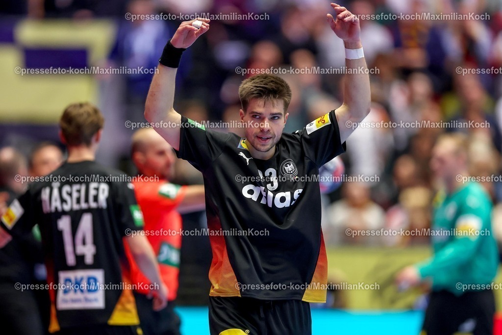 EHF19012602198 | 19.01.2026, Handball, Men's EHF EURO 2026, Deutschland - Spanien, Jyske Bank Boxen in Herning, Dänemark, Preliminary Round:  Renars Uscins (Germany #23) jubelnd gestikulierend auf dem Spielfeld  