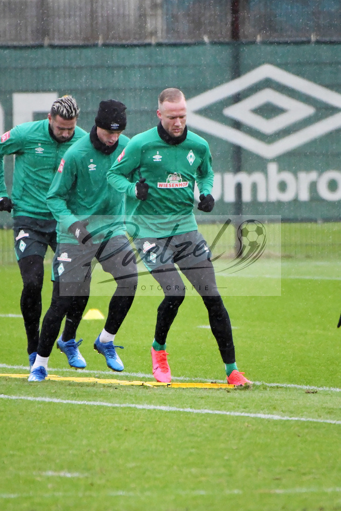20200129_TRASVW_0023 | Fußball, Herren: Claudio Pizarro (SV Werder Bremen), Marco Friedl (SV Werder Bremen) und Kevin Vogt (SV Werder Bremen) waermen sich auf beim Training des SV Werder Bremen am 29.01.2020 im wohninvest Weserstadion in Bremen, Deutschland.(Foto von Nico Paetzel) - Realisiert mit Pictrs.com