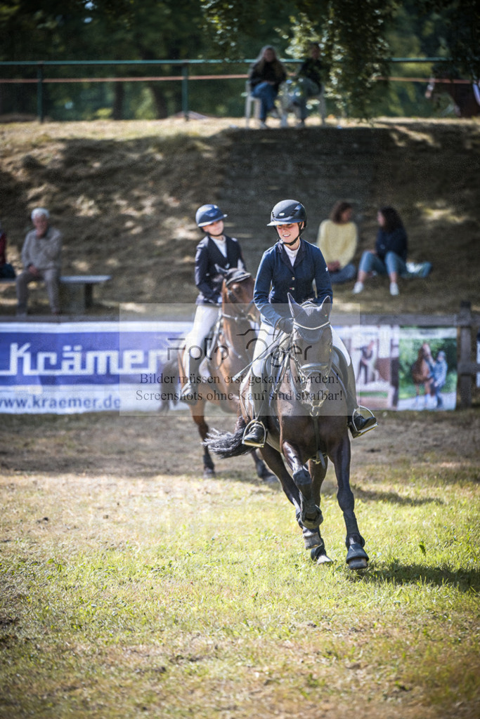 DOS_0089 | Entdecke hochwertige Reitturnierfotos von Foto Oger. Professionell, emotional und authentisch – jetzt Lieblingsmomente im Shop bestellen.Deutschlandweite Turnierfotografie. - Realisiert mit Pictrs.com
