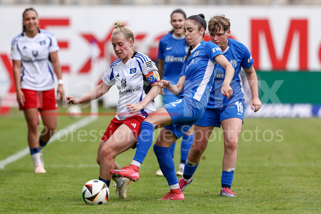 Fussball, 2. Frauen-Bundesliga, SV Meppen - Hamburger SV | v.li.: Sarah Stöckmann (Hamburger SV, 22) und Virag Nagy (SV Meppen, 22) im Zweikampf, Duell, Dynamik, Aktion, Action, Spielszene, DIE DFB-RICHTLINIEN UNTERSAGEN JEGLICHE NUTZUNG VON FOTOS ALS SEQUENZBILDER UND/ODER VIDEOÄHNLICHE FOTOSTRECKEN. DFB REGULATIONS PROHIBIT ANY USE OF PHOTOGRAPHS AS IMAGE SEQUENCES AND/OR QUASI-VIDEO.
