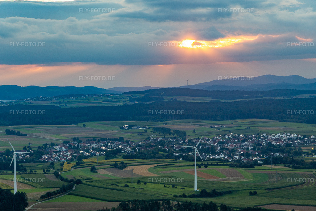 Luftbild: Ort bei Sonnenuntergang von Osten hinter Windrädern im Ortsteil Waldmössingen in Schramberg im Bundesland Baden-Württemberg in Deutschland. Foto: IMG_128780.jpg vom 27.08.2021 durch Werner Riehm/FLY-FOTO.de