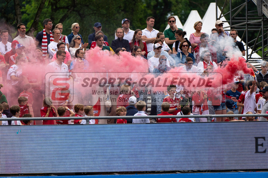 Final4_20250601-1501-HK108671 | Krefeld, Deutschland, 01.06.2025:  Feldhockey Final4 2025 – „Deutsche Feldhockey-Meisterschaften 2025“ Crefelder HTC - Rot-Weiss Köln (Finale Herren) im Gerd-Wellen-Hockeyanlage am 01.06.2025 in Krefeld, Deutschland. (Foto von Kramhöller/Fehrmann/Kaste)Krefeld, Germany, 01.06.2025: Feldhockey Final4 2025 – „Deutsche Feldhockey-Meisterschaften 2025“ Harvestehuder HTC - Düsseldorfer HC (Finale Damen) in Gerd-Wellen-Hockeyanlage at 01.06.2025 in Krefeld, Deutschland. (Foto from Kramhöller/Fehrmann/Kaste)