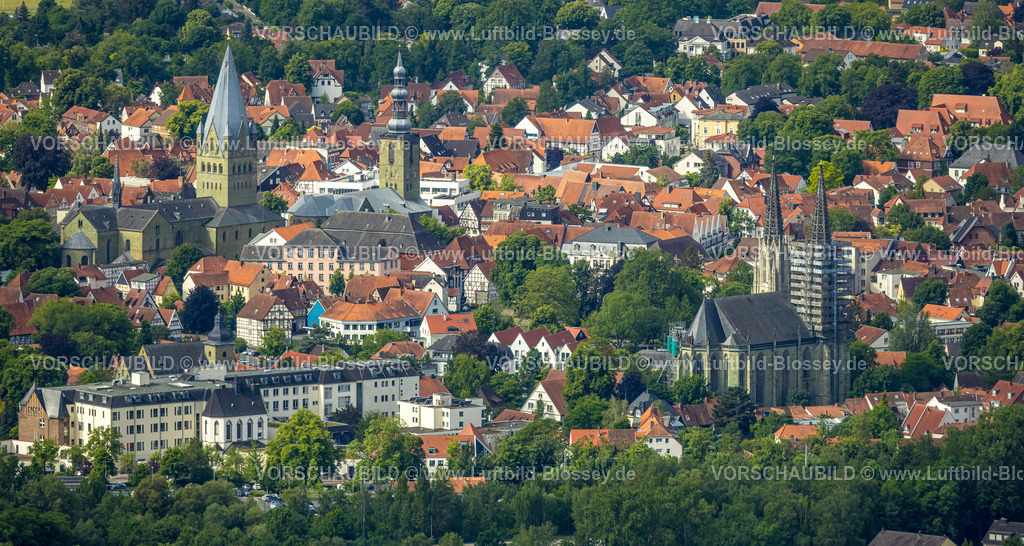 Soest220600209 | Luftbild, Altstadt mit (von links) St. Patrokli-Dom, St. Petri Alde Kerke und evang. Kirche Sankt Maria zur Wiese (Wiesenkirche), Walburger, Soest, Soester Boerde, Nordrhein-Westfalen, Deutschland