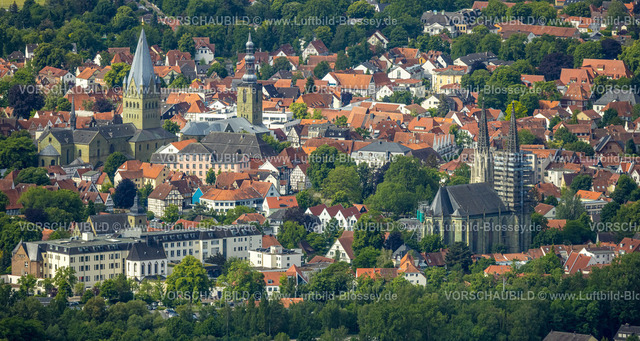 Soest220600209 | Luftbild, Altstadt mit (von links) St. Patrokli-Dom, St. Petri Alde Kerke und evang. Kirche Sankt Maria zur Wiese (Wiesenkirche), Walburger, Soest, Soester Boerde, Nordrhein-Westfalen, Deutschland