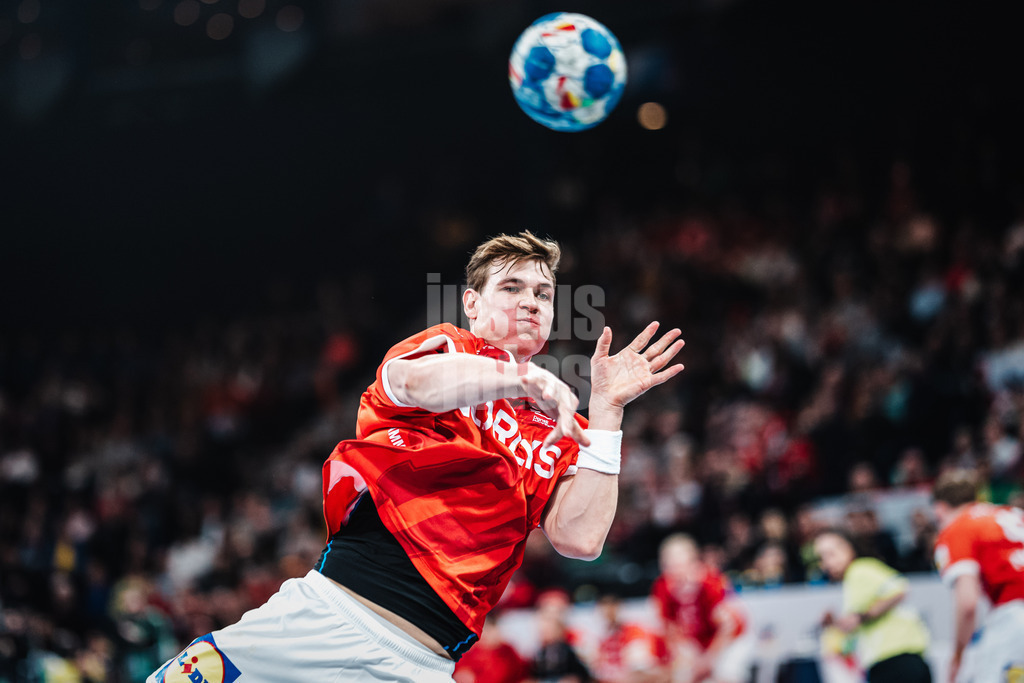 Handball | Herren | EHF EURO 2024 | European Championshop Men 2024 Final Tournament | Dänemark vs. Holland | 17.01.2024 | Lukas Lindhard Jorgensen (#25, Dänemark, DEN) wirft den Ball