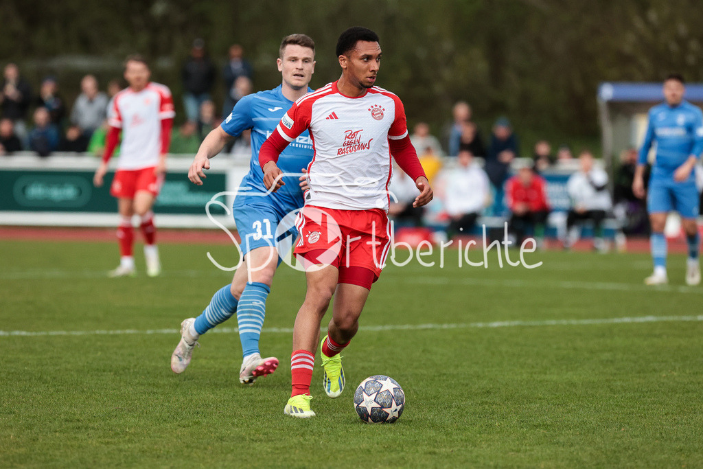 FV Illertissen - FC Bayern Amateure | im Duell Tobias RUEHLE (FVI #31) und Vincent MANUBA (FCB #20) / Zweikampf