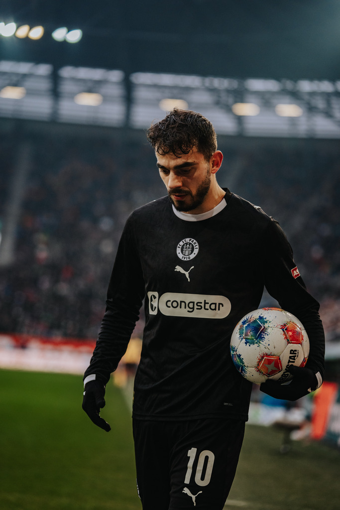 FCS01506 | Der offizielle Shop für FC St. Pauli Fotos. Wähle aus Spielszenen & Fanmomenten dein FCSP Wunschformat. Wir liefern Millerntor-Atmosphäre.