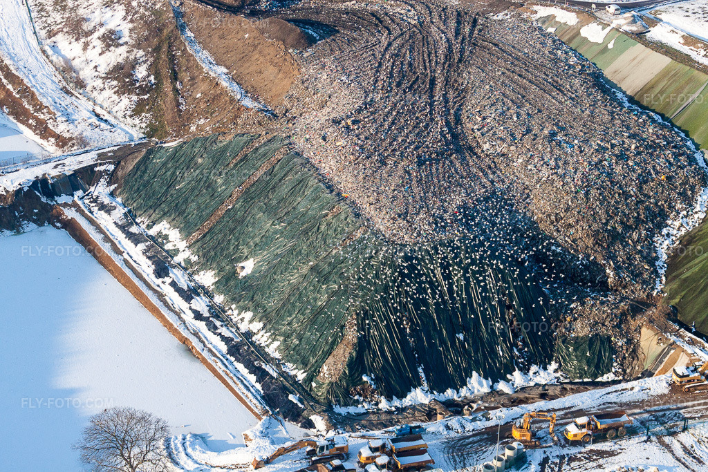 Aerial view: Wintery, snow-covered terrain of the landfill in Schaffhouse-pres-Seltz in Schaffhouse-près-Seltz in the state Bas-Rhin, France.Photo: IMG_36638.jpg taken on 01/05/2011 by Werner Riehm/FLY-FOTO.comResolution of the original: 4752 x 3168 px