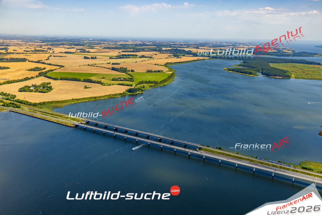 Klassische Luftaufnahme ohne Drohne zeigt:Rügenbrücke bei Altefähr - Die Luftbildaufnahme wurde 2025 vom UL-Flugzeug heraus erstellt ( keine Drohnenaufnahme ) - Hochauflösende Luftaufnahme -Nicht vergleichbar mit Google Maps oder Satelittenbilder- Die Geschenkidee !Mit Lizenz und Bildrechte bestellbar