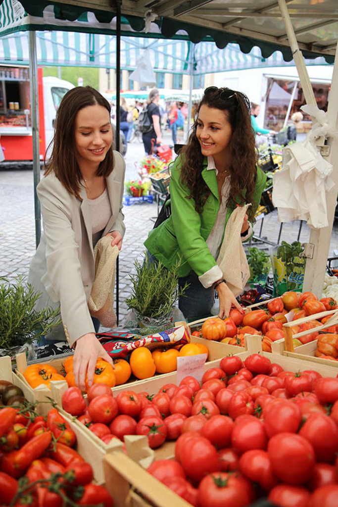 Foto: Leipzig - Wochenmarkt in der Innenstadt | Das Team hinter BILDLEXIKON LEIPZIG bündelt historische wie aktuelle Informationen über die Stadt Leipzig in Text und Bild auf einer Plattform und stellt diese der interessierten Öffentlichkeit zur Verfügung.