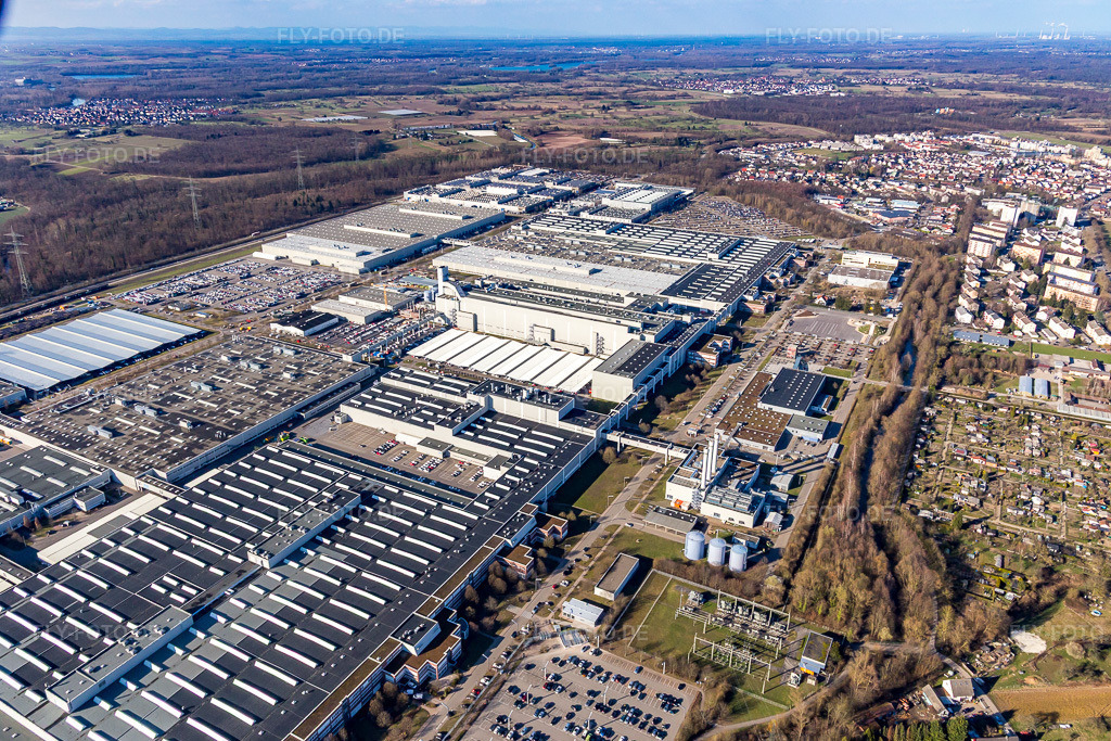 Luftbild: Fahrzeugbau- Werksgelände des Mercedes-Benz Werk Rastatt in Rastatt im Bundesland Baden-Württemberg in Deutschland. Foto: IMG_104874.jpg vom 14.03.2018 durch Werner Riehm/FLY-FOTO.de