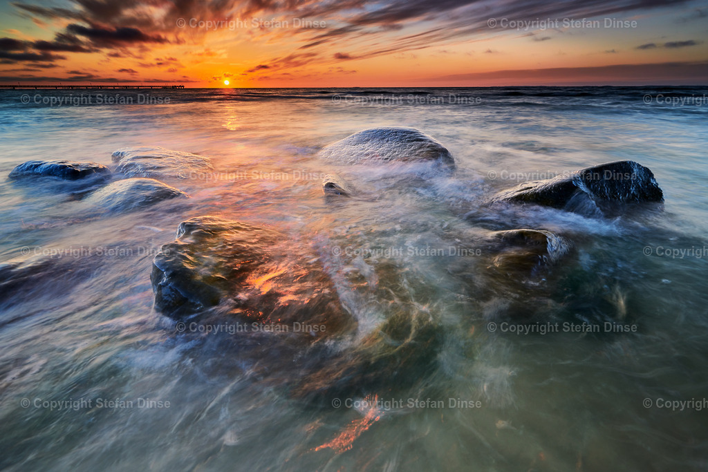 _DSC74871 | Findlinge im Eis, Zeesenboote bei der Traditionsregatta, eine Seebrücke im Sonnenaufgang - mit den Bildern aus dieser Galerie erhalten Sie wunderschöne Aufnahmen über das ganze Jahr. Ein tolles Produkt zum Verschenken, Werben oder zum Träumen vom nächsten - Realisiert mit Pictrs.com
