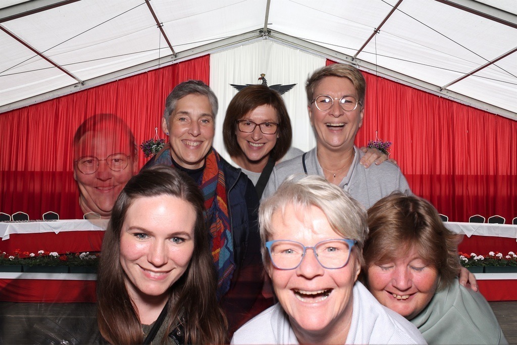 top-top.de 240928-112 | Foto, Video, Fotografie, Videografie, Fotobox, DJ, Discjockey, Musik, Musikbox, Veranstaltung, Photobooth, Amazon, Ebay, Buchtipp, Bestseller, Autor, Verlag, Buch, Wesel, Hamminkeln, NRW, Dinslaken, Rees, Drohne, Hochzeit, Party, Fotobox, Wesel, Fotograf