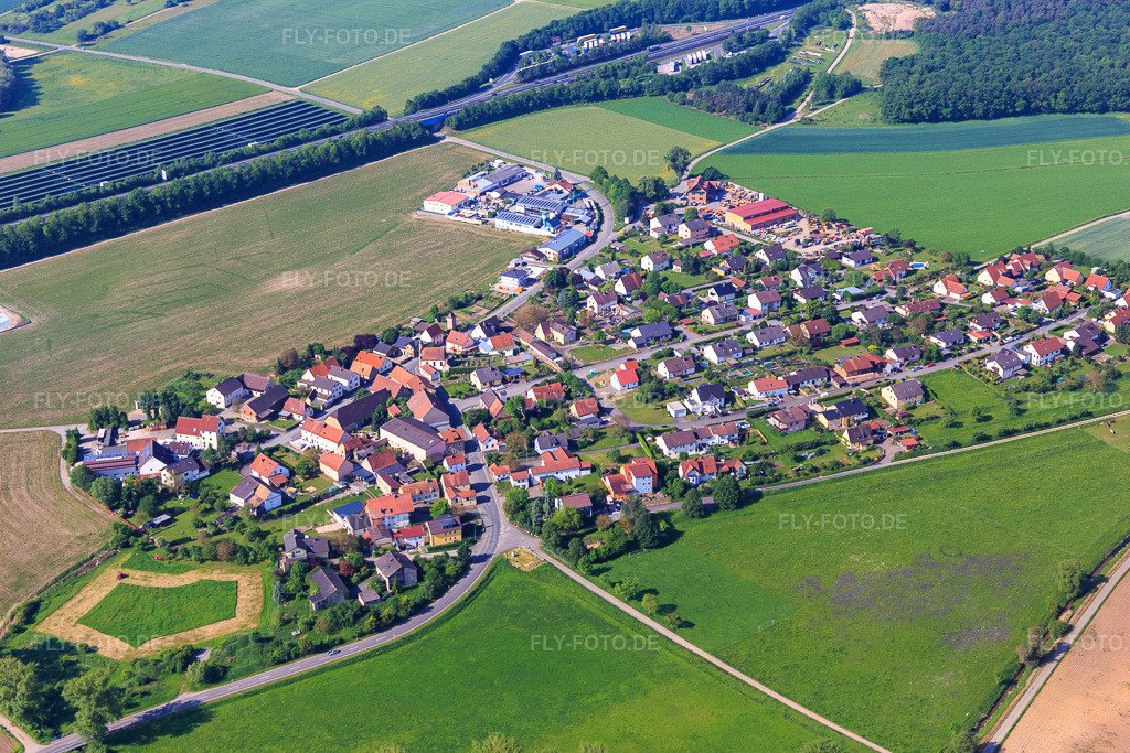 Luftbild: Dorfansicht an der A70 aus Norden im Ortsteil Horhausen in Theres im Bundesland Bayern in Deutschland. Foto: IMG_099920.jpg vom 25.05.2017 durch Werner Riehm/FLY-FOTO.de