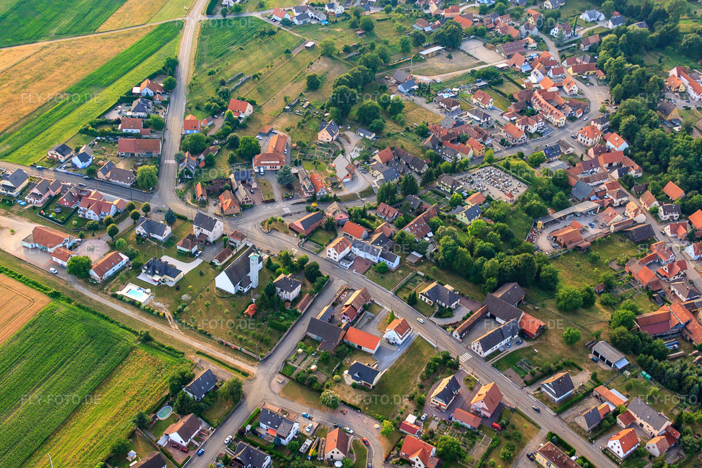 Luftbild: Route du 19 Mars und Presbytère Catholique in Scheibenhard im Bundesland Bas-Rhin in Frankreich. – Foto: IMG_30642.jpg vom 09.07.2010 durch Werner Riehm/FLY-FOTO.de – Auflösung des Originals: 4752 x 3168 px