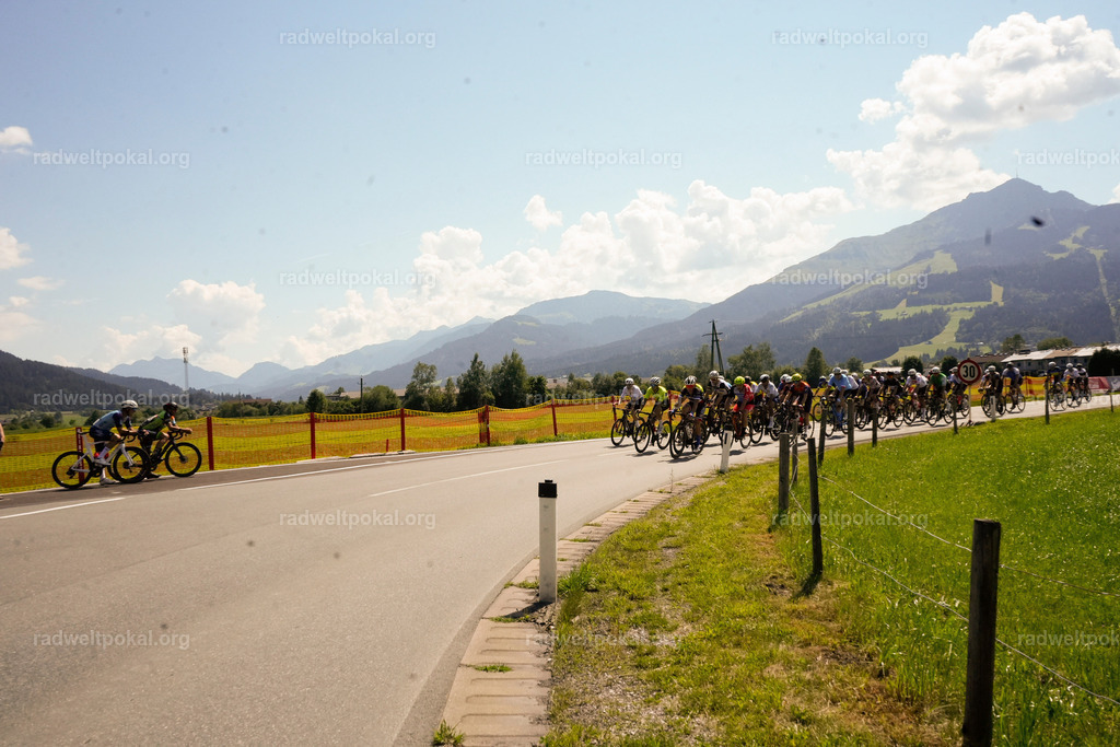 253_20230817_Bewerb_Maenner_Muehlanger | AUT - OESTERREICH, 2023-08-16: SPORT RENNRAD-FAHREN - 55. INTERNATIONALER RADWELTPOKAL IN ST. JOHANN IN TIROL  - Vintage-Radrennen mit WM-Bronze-Medaillen-Siegerin Christina Schweinberger, den Teilnehmer und Alexander Baumann (vom Orginastions-Team) - TAG 2 BEWERB MAENNER IN SECHS GRUPPEN  ; Foto: Roland Muehlanger