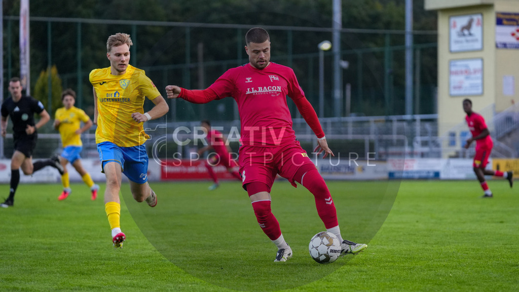 Fußball, Herren, Saison 2025/2026, Regionalliga Nordost, 8. Spieltag, FSV 63 Luckenwalde vs. FC Hertha 03 Zehlendorf, Dienstag 16.09.2025, Werner-Seelenbinder-Stadion Luckenwalde, | Fußball, Herren, Saison 2025/2026, Regionalliga Nordost, 8. Spieltag, FSV 63 Luckenwalde vs. FC Hertha 03 Zehlendorf, Dienstag 16.09.2025, Werner-Seelenbinder-Stadion Luckenwalde, Im Bild: v.l. Fabio Schneider (Luckenwalde) und Nathan Wicht (Zehlendorf) - Realisiert mit Pictrs.com