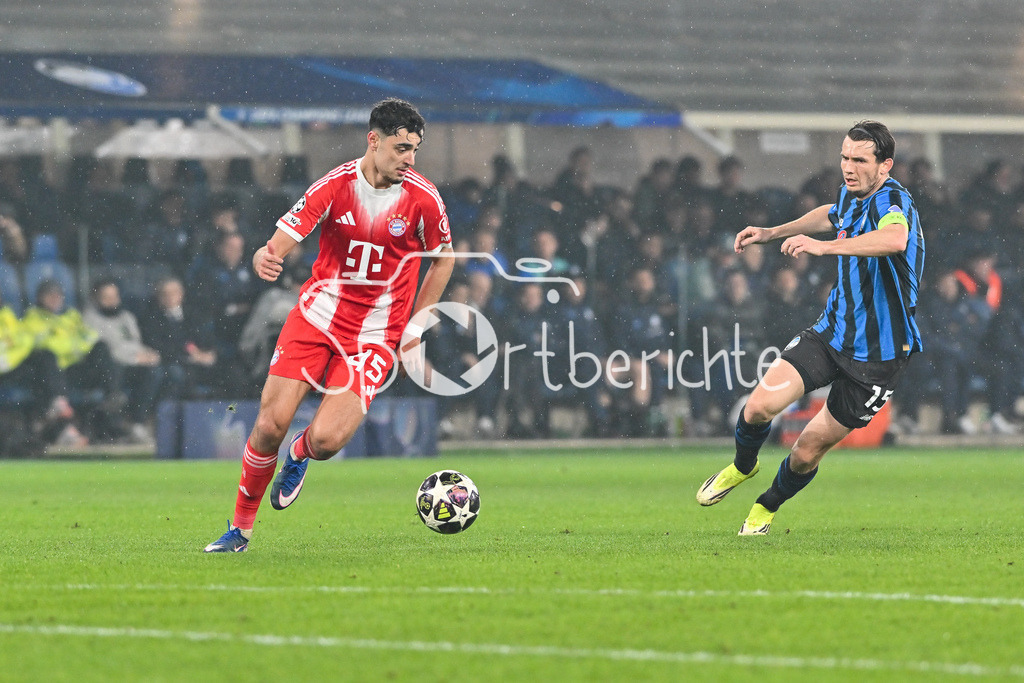 Atalanta Bergamo - FC Bayern München | BERGAMO, ITALY - 10. MARCH: tackle between Aleksandar PAVLOVIC (FC Bayern Munich 45) and Marten de ROON (Atalanta Bergamo 15) during the UEFA Champions League match between Atalanta Bergamo vs. FC Bayern Munich on first leg of round of 16 at New Balance Arena