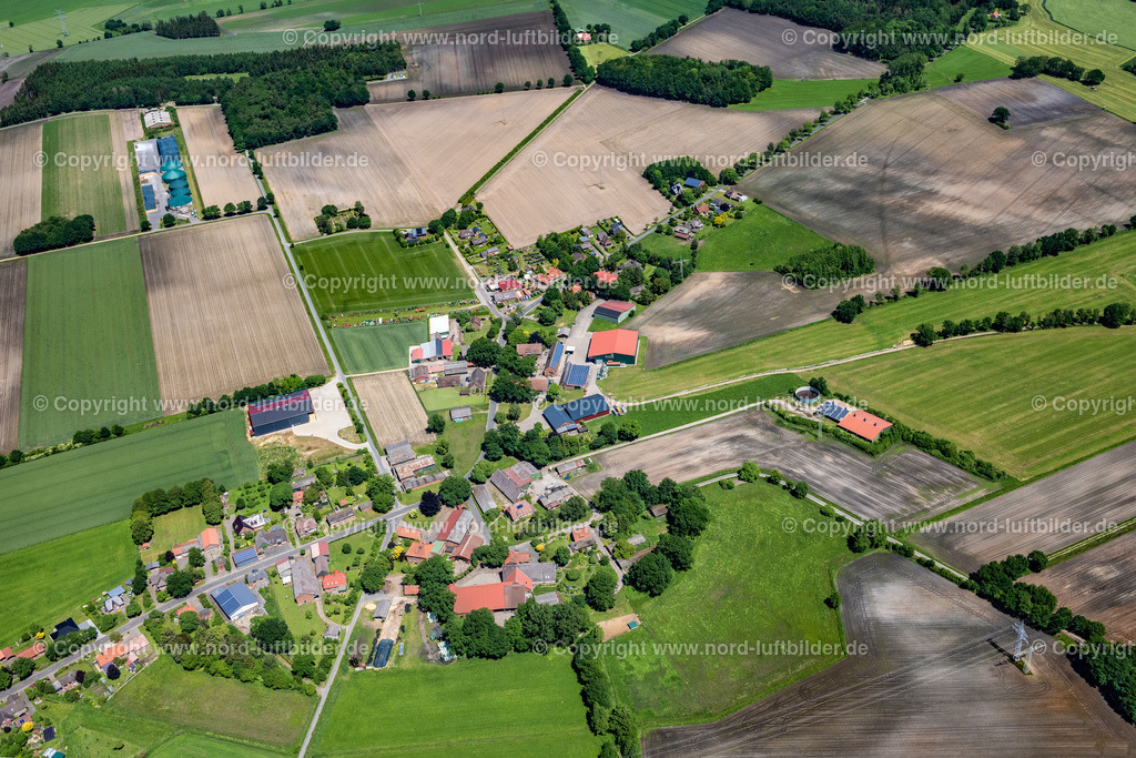 Wohlerst_ELS_6236030622 | WOHLERST 03.06.2022 Landwirtschaftliche Nutzflächen und Feldgrenzen umsäumen das Siedlungsgebiet des Dorfes in Wohlerst im Bundesland Niedersachsen, Deutschland. // Agricultural land and field boundaries surround the settlement area of the village in Wohlerst in the state Lower Saxony, Germany. Foto: Martin Elsen