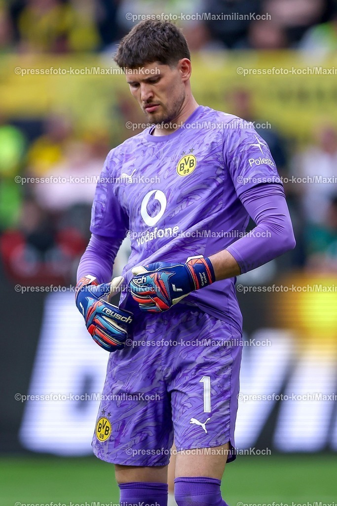 BVB11042601067 | 11.04.2026, Fußball, Borussia Dortmund - Bayer 04 Leverkusen, 1. Fußball Bundesliga, 29. Spieltag, Signal Iduna Park, Saison 2025 2026: Torwart Gregor Kobel&nbsp;(BVB #01)  DFB regulations prohibit any use of photographs as image sequences and or quasi-video.