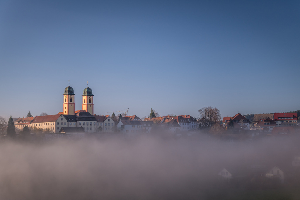 St. Märgen über dem Hochnebel | <div id="allefotografen-seal-verified-green"></div><script src="https://www.allefotografen.de/956728/seal-verified-green/seal.js" async="async"></script> - Realisiert mit Pictrs.com