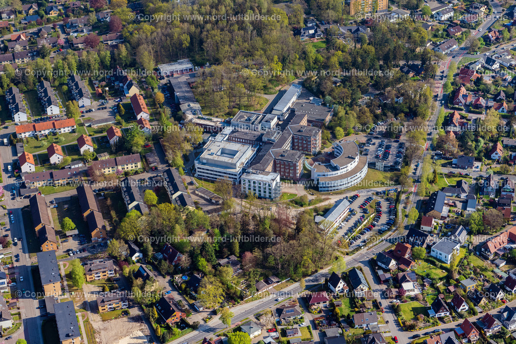 Buxtehude_Elbe_Klinikum_ELS_0773260422 | BUXTEHUDE 26.04.2022 Klinikgelände des Krankenhauses Elbe Klinkum in Buxtehude im Bundesland Niedersachsen, Deutschland. Weiterführende Informationen bei: Elbe Kliniken Stade-Buxtehude GmbH. // Hospital grounds of the Clinic Elbe Klinkum in Buxtehude in the state Lower Saxony, Germany. Further information at: Elbe Kliniken Stade-Buxtehude GmbH. Foto: Martin Elsen