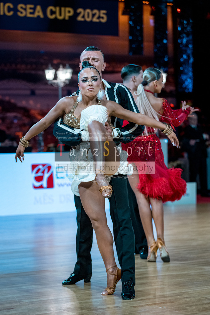 20251212_WDSF_World_Ch_Cup_RS-Lat_1319-2 | Tanzsportbilder, Standardtanz, Lateintanz, WDSF, DTV, LTVB, dancecomp, goc, hessen tanzt, blaues band der spree, walzer, tango, wiener walzer, slowfox, quickstepp, samba, rumba, cha-cha-cha, paso doble. jive, hd-kroft photography, turniertanzsport