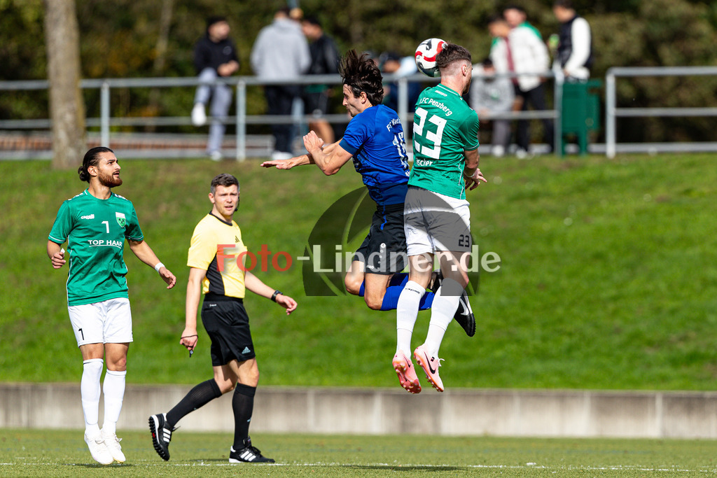 1. FC Penzberg gegen FC Wacker München | Bezirksliga Oberbayern Süd 3, 1. FC Penzberg gegen FC Wacker München, 20241012,Kopfballduell Franz FISCHER (1. FC Penzberg 23) und Nils BÖRNER (FC Wacker München 15),2024-10-12 in Penzberg (Stadion an der Karl-Wald-Straße), Nils BÖRNER (FC Wacker München 15), Franz FISCHER (1. FC Penzberg 23)Copyright: WolfgangxLindner www.foto-lindner.de