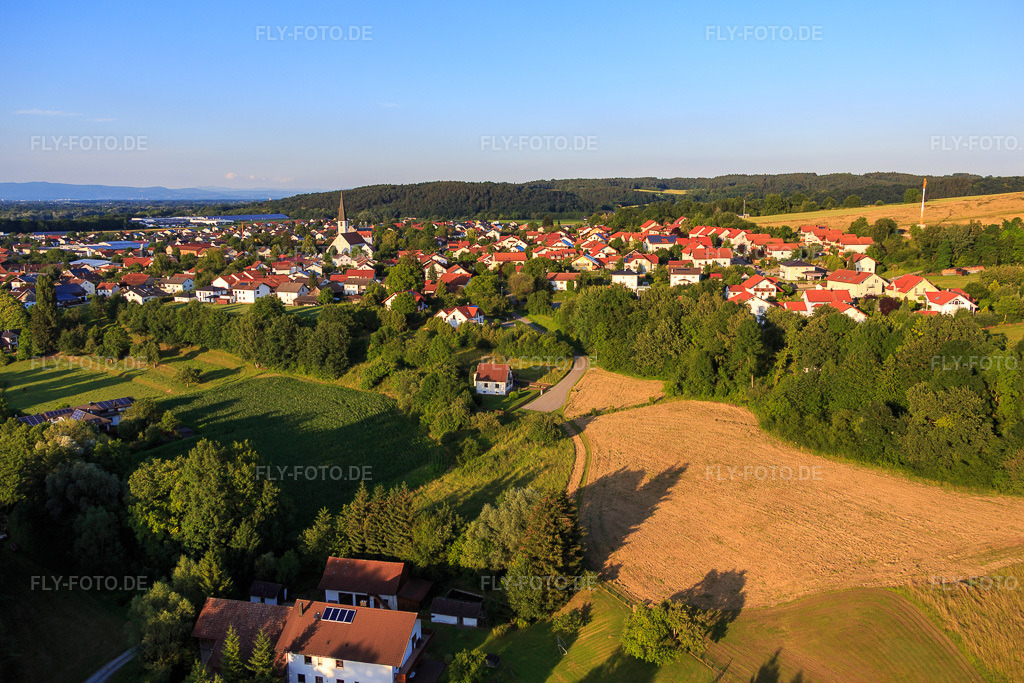 Luftbild: Am Hochfeld in Mamming im Bundesland Bayern in Deutschland. Foto: IMG_090303.jpg vom 01.07.2016 durch Werner Riehm/FLY-FOTO.de