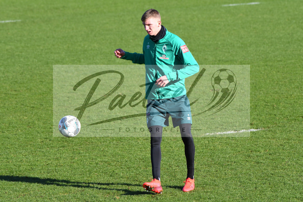 20200205_TRASVW_0025 | Fußball, Herren: Nick Woltemade (SV Werder Bremen) in Aktion, am Ball, Einzelaktion waehrend der Trainingseinheit des SV Werder Bremen im Wohninvest Weserstadion am 05.02.2020 in Bremen, Deutschland. - Realisiert mit Pictrs.com
