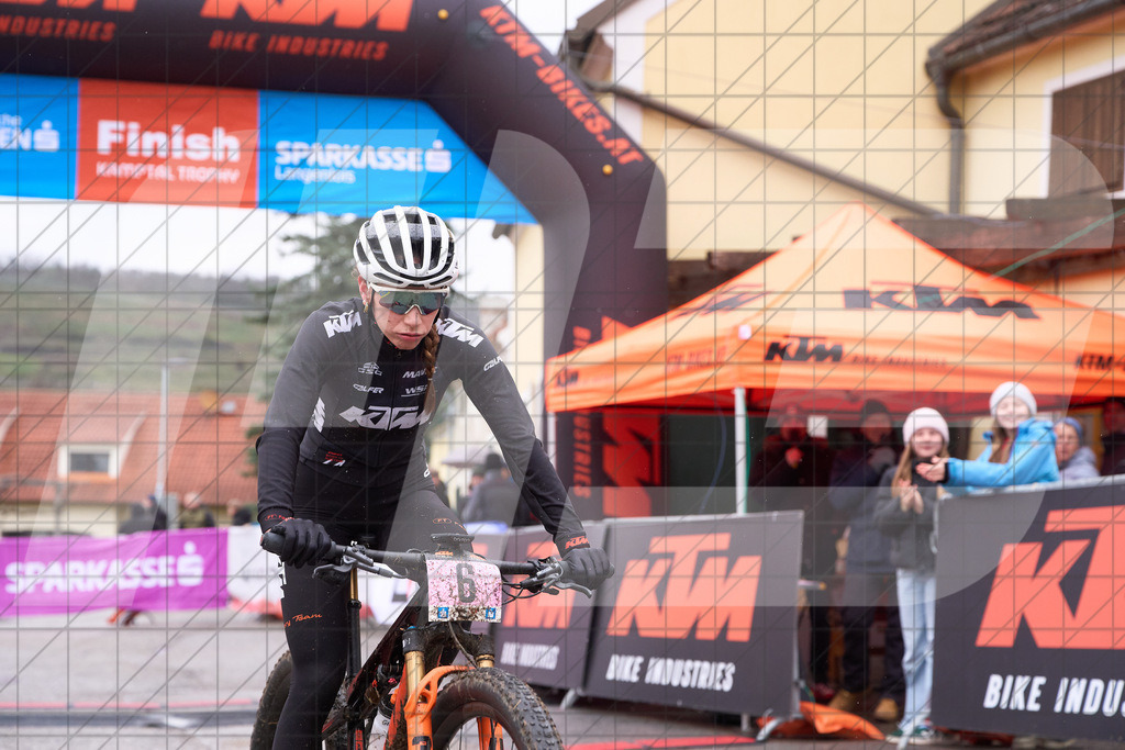 34. KTM Kamptal Trophy 6, SPECIA Giada (ITA), Women Elite, KTM FACTORY MTB TEAM bei der Zielankunft | ZÖBING, Österreich – 2026-03-29: 34. KTM Kamptal Trophy6, SPECIA Giada (ITA), Women Elite, KTM FACTORY MTB TEAM bei der ZielankunftFoto: © 2026 Martin Bihounek - MB Creative e.U.