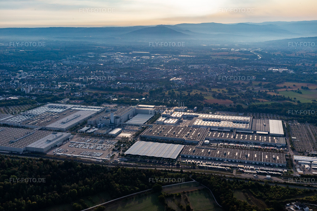 Luftbild: Werksgelände des Mercedes Benz Werk Rastatt im Morgenlicht in Rastatt im Bundesland Baden-Württemberg in Deutschland. Foto: IMG_008759.jpg vom 20.09.2020 durch Werner Riehm/FLY-FOTO.de