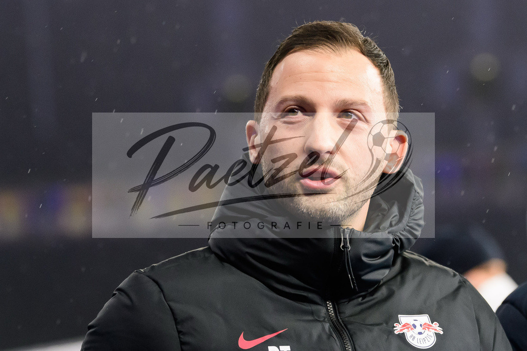 BSCRBL20220220_254 | Fussball, Herren: Trainer Domenico Tedesco (RB Leipzig) schaut bei dem Spiel der 1. Bundesliga zwischen Hertha BSC und RB Leipzig im Olypiastadion am 20.02.2022 in Berlin, Deutschland.DFB / DFL REGULATIONS PROHIBIT ANY USE OF PHOTOGRAPHS AS IMAGE SEQUENCES AND/OR QUASI-VIDEO. - Realisiert mit Pictrs.com
