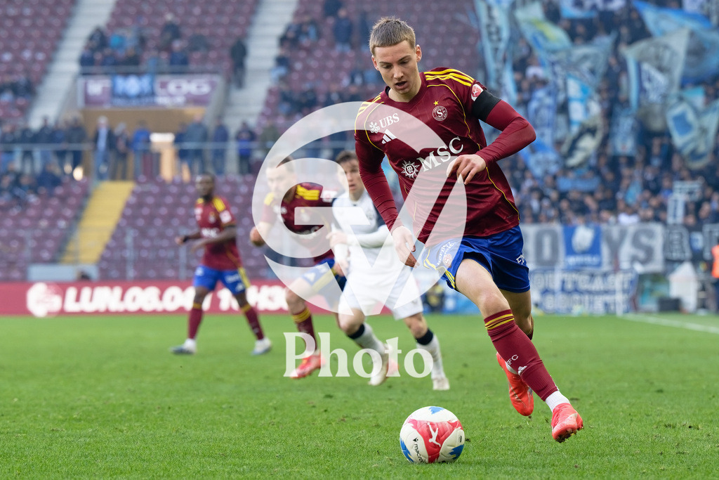 Brack Super League - Servette FC v FC Zurich | Thomas Lopes (36 Servette FC) controls the ball (action)  during the Brack Super League match between Servette FC and FC Zurich at Stade de Geneve in Geneva, Switzerland