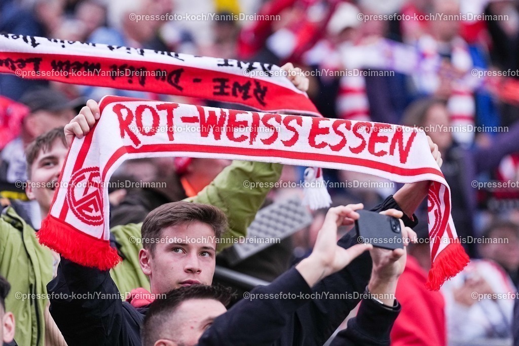 xydrx17092501261 | 17.09.2025, xydrx, Fußball, 3.Liga, Rot-Weiss Essen - VFL Osnabrück, Saison 2025 2026, Stadion an der Hafenstraße: Ein Fan hält einen Schal hoch mit der Aufschrift: Rot-Weiss Essen  DFB regulations prohibit any use of photographs as image sequences and or quasi-video.