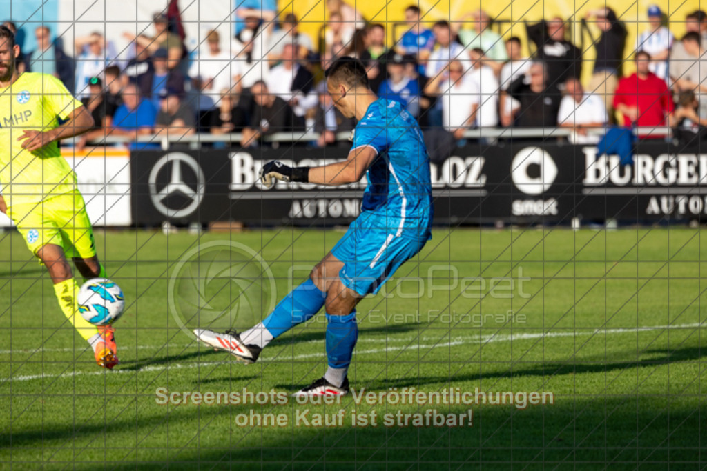 20250729_193006_0055 | #,1.Göppinger SV (rot) vs. SV Stuttgarter Kickers (gelb), Fussball, DB-Regio-WFW-Pokal - wfv, 2.Runde, Saison 2025/2026, Rasensportplatz Stadion SV Göppingen, Hohenstaufenstr. 116, 73033 Göppingen, 29.07.2025 - 19:00 Uhr,Foto: PhotoPeet-Sportfotografie/Peter Harich
