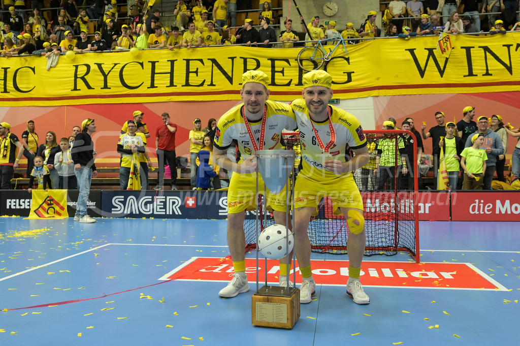Zug United vs HC Rychenberg - 22. February 2025 | Zug United vs HC RychenbergSporthalle Wankdorf, BernClaudio Mutter (#13 HC Rychenberg Winterthur) und Nico Mutter (#61 HC Rychenberg Winterthur) mit dem Pokal.Bild: Sportfotografie Markus Aeschimann | www.markus-aeschimann.ch - Realisiert mit Pictrs.com