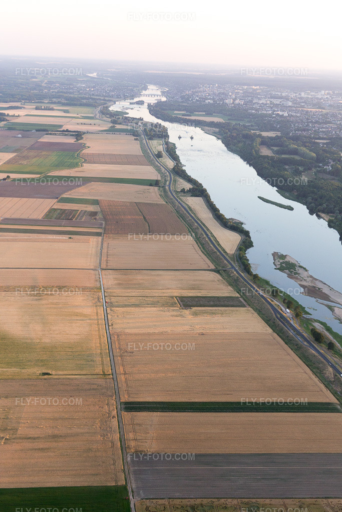 Aerial view: View of the town in Menars in the state Loir et Cher, France. – Photo: IMG_101068.jpg taken on 06/23/2017 by Werner Riehm/FLY-FOTO.com – Resolution of the original: 3648 x 5472 px