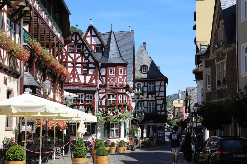 Stahleck-9497 | Der Marktplatz in Bacharach ist eingerahmt von fantastischen Fachwerkhäusern aus dem Mittelalter. - Realisiert mit Pictrs.com