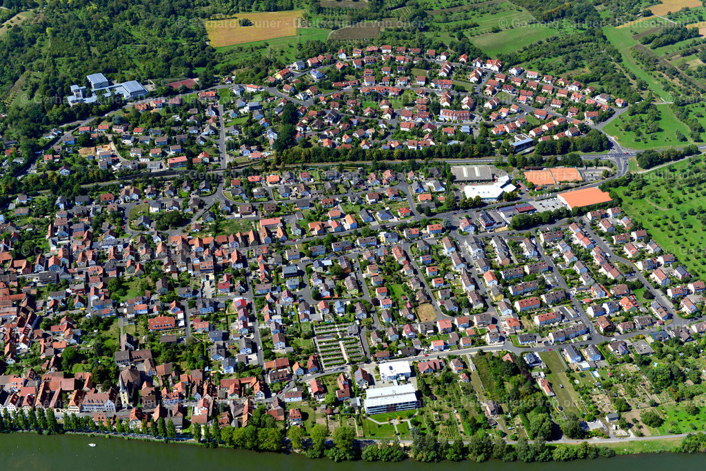 3650030 | MARGETSHöCHHEIM 31.08.2016 Wohngebiet - Mischbebauung der Mehr- und Einfamilienhaussiedlung  in Margetshöchheim im Bundesland Bayern, Deutschland // Residential area - mixed development of a multi-family housing estate and single-family housing estate  in Margetshöchheim in the state Bavaria, Germany Foto: Gerhard Launer