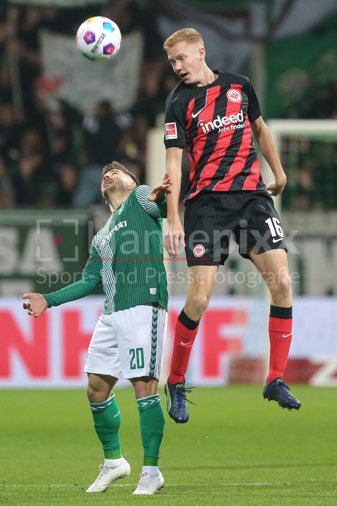 Fussball, Bundesliga, SV Werder Bremen - Eintracht Frankfurt | v.li.: Romano Schmid (SV Werder Bremen, 20) und Hugo Larsson (Eintracht Frankfurt, 16) im Kopfballduell, Kopfball, Zweikampf, Action, Aktion, Spielszene, DIE DFL-RICHTLINIEN UNTERSAGEN JEGLICHE NUTZUNG VON FOTOS ALS SEQUENZBILDER UND/ODER VIDEOÄHNLICHE FOTOSTRECKEN. DFL REGULATIONS PROHIBIT ANY USE OF PHOTOGRAPHS AS IMAGE SEQUENCES AND/OR QUASI-VIDEO.