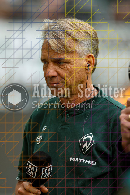 Borussia Mönchengladbach vs SV Werder Bremen - Bundesliga  | Mönchengladbach, Deutschland, 14.09.25:   Trainer Horst Steffen (SV Werder Bremen) schaut im Interview waehrend des Spiels der Bundesliga zwischen Borussia Mönchengladbach vs SV Werder Bremen im Stadion im Borussia Park(Foto von Brauer-Fotoagentur / Adrian Schlueter)